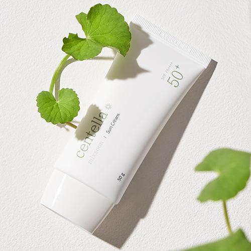 [MIXSOON] Centella Sun Cream 50ml, VItamin Serum, Improves Skin Tone and Blemish, Recovering Glowy and Transparent Skin, Fragrance Free, EWG Green, Korena Skin Care, Viral Sunscreen